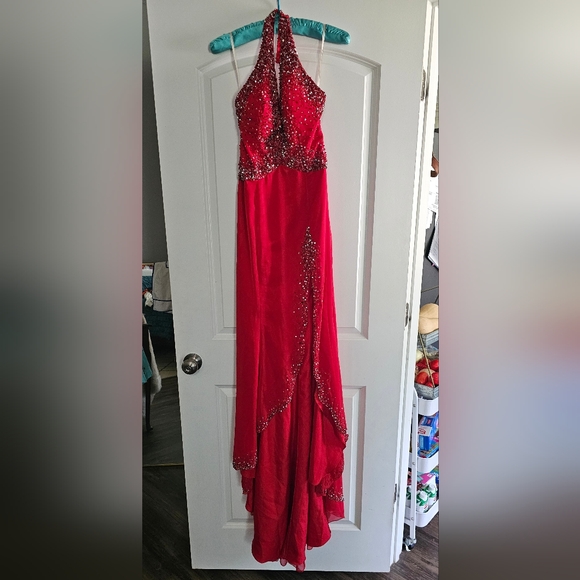 Elegant Red Evening Gown - Picture 1 of 6